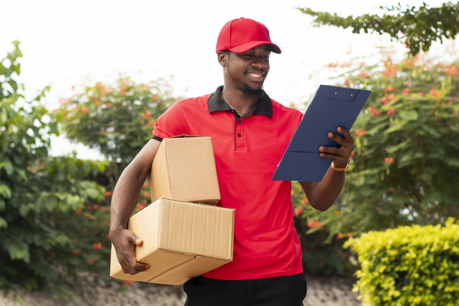 close-up-delivery-person-with-parcels_1575x1050